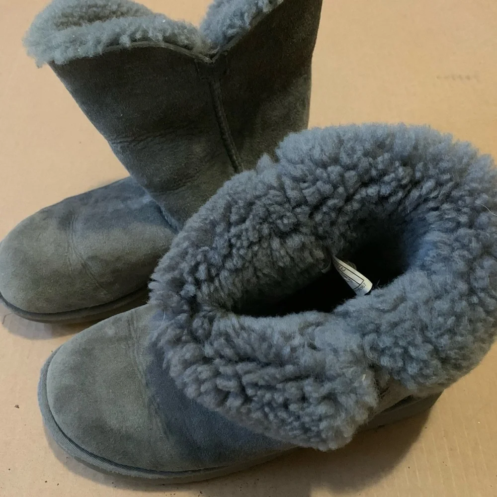 Grey Uggs​
